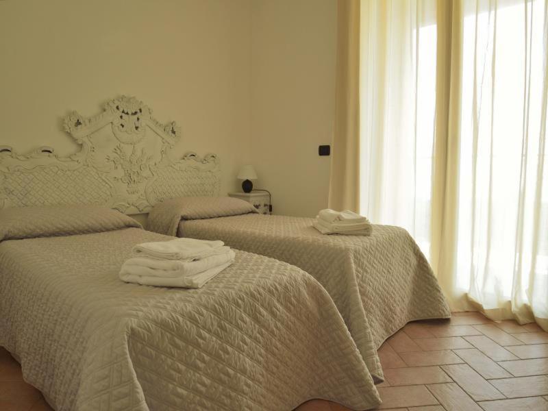 Moniga del Garda Residence Karina الغرفة الصورة